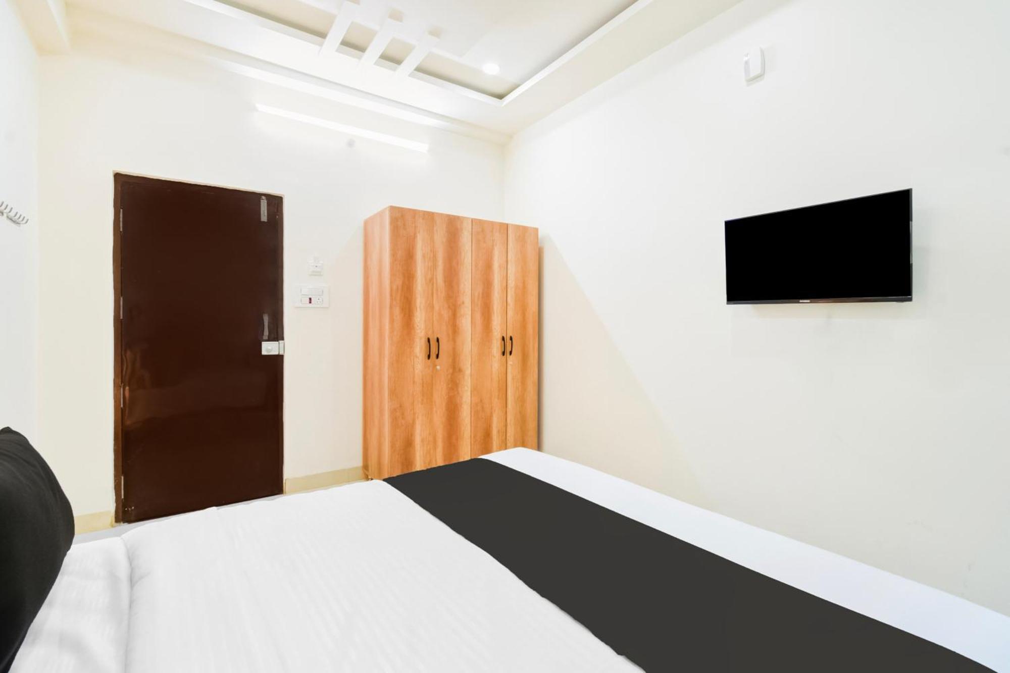 Super Townhouse Kokapet Formerly Aarian Tej Nilayam Gundipet Eksteriør billede