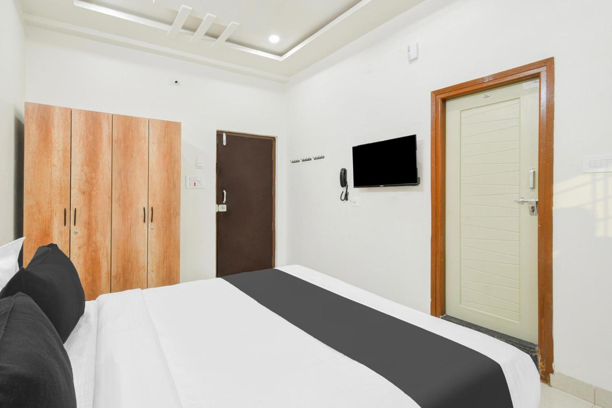 Super Townhouse Kokapet Formerly Aarian Tej Nilayam Gundipet Eksteriør billede