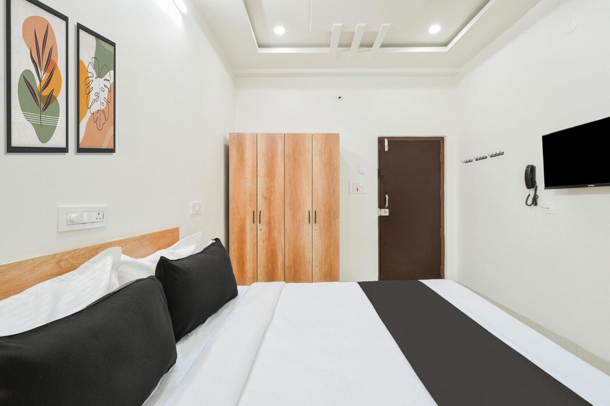 Super Townhouse Kokapet Formerly Aarian Tej Nilayam Gundipet Eksteriør billede