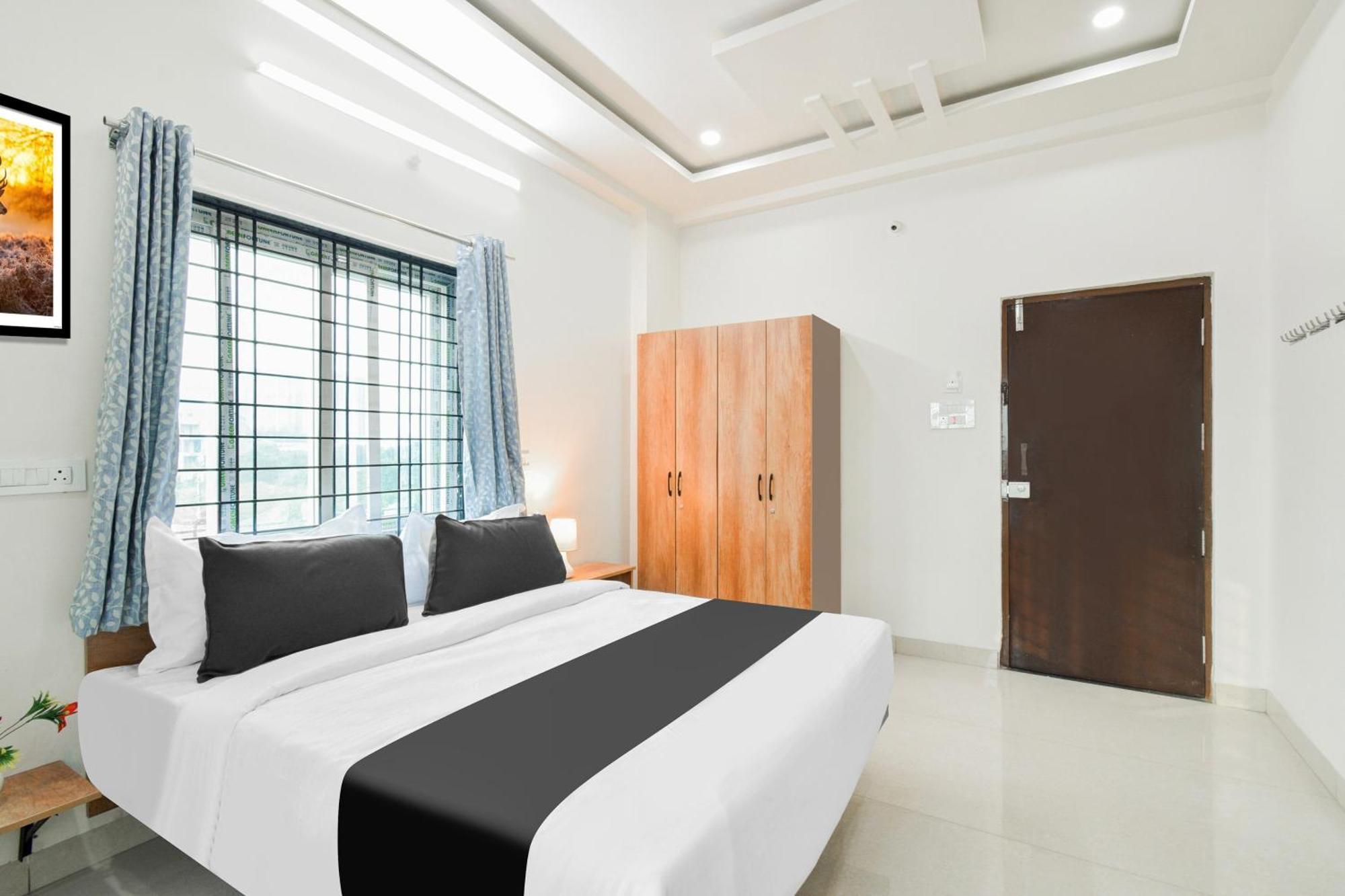 Super Townhouse Kokapet Formerly Aarian Tej Nilayam Gundipet Eksteriør billede